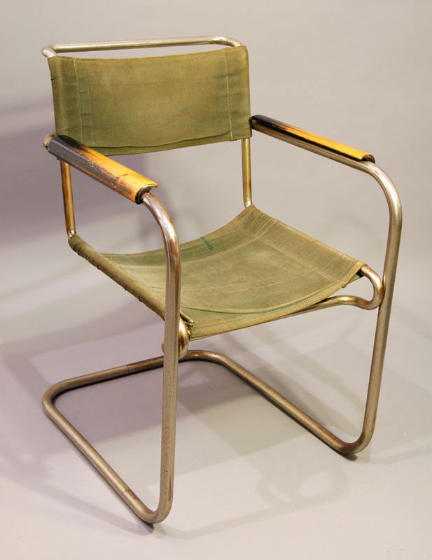 Freischwinger SS 32: Freischwinger SS 32 Stahlmöbel Desta, Berlin Anton Lorenz Entwurf: 1928, Ausführung: vor 1932 Stahlrohr vernickelt, schwarz lackiertes Holz, schwerer velourartiger Stoff auf Leinen. Vernickelung tei