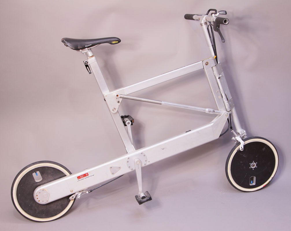 Faltrad Zoom: BMW Richard Sapper Entw. 1988 Nach 10 Jahren Entwicklungsarbeit war die Zeit reif für das Zoom Bike. Hergestellt aus federleichten Aluprofilen, in denen alles, was beim Zusammenfalten stören könnte