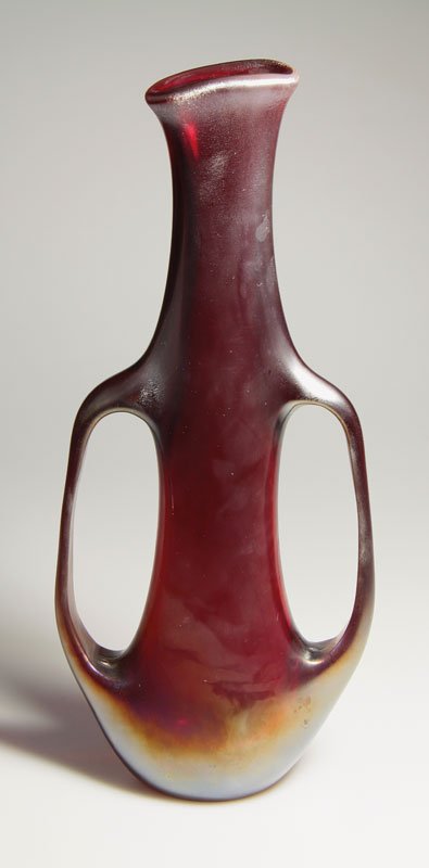 Vase Ansi Volante: AVEM, Murano Giorgio Ferro Entwurf: 1952 Bernsteinfarbenes, dunkelrot überfangenes Glas, irisiert. H. 36 cm. Barovier, Marina/ Barovier Mentasti, Rosa/ Dorigato, Attilia, Il vetro di Murano alle Bien