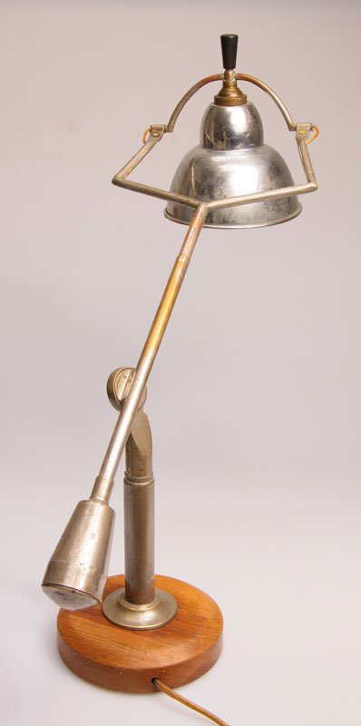 Tischleuchte: Holz, Aluminium, vernickeltes Messing. H.: 54cm. Bez.: Metallschschild Buquet, Bte, SC.DG Paris. Buquet, Paris Edouard-Wilfrid Buquet Entwurf 1927, frühe Ausführung Fiell, Charlotte & Peter: 1000 li