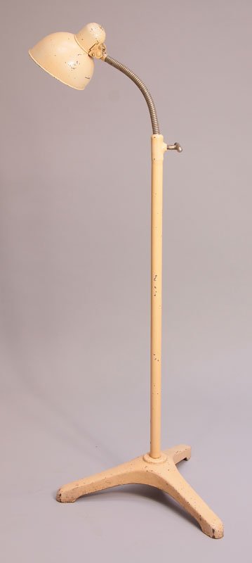 Stehleuchte Kaiser Idell 6623: Cremeweiß lackiertes Metall, verchromtes Stahlrohr und flexibler Metallschlauch. H.: 165 - 190cm. Bez.: Original Kaiser Idell. Kaiser & Co., Neheim-Hüsten Christian Dell 1930er Jahre Prospekt der Fi