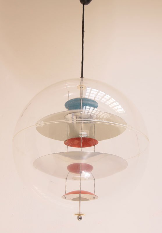 Deckenleuchte VP Globe: Acrylglas, Aluminium, z.T. blau und rot lackiert, Metallketten, verchromte Metallkugel. D.: 60cm. Bez.: silbernes Klebeetikett Louis Poulsen, max. 100W Louis Poulsen, Kopenhagen Verner Panton Entwurf 