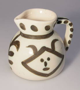 Krug Picasso: Keramik. Glasur auf dunkelbraunem Grund. H. 13,5 cm. Am Boden bez.: EDITION PICASSO (gemalt), Werkstattmarke Madoura (Blindstempel) sowie EDITION PICASSO (Blindstempel). Pablo Picasso Manufaktur Madou