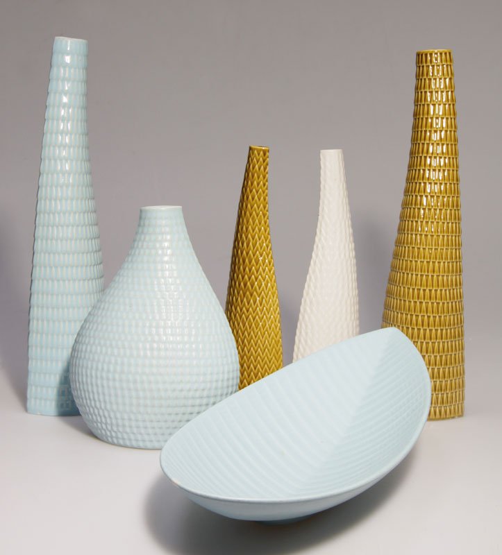 6 Teile Reptil: Porzellan. Dekor Reptil. Schale L. 31,7 cm, Vasen H. 18 cm, 2 x 22,5cm u. 2 x 31,3 cm. Am Boden bez.: Reptil 264 (Blindstempel) u. Werkstattmarke Gustavsberg (Blindstempel). Stig Lindberg Porzellanfab