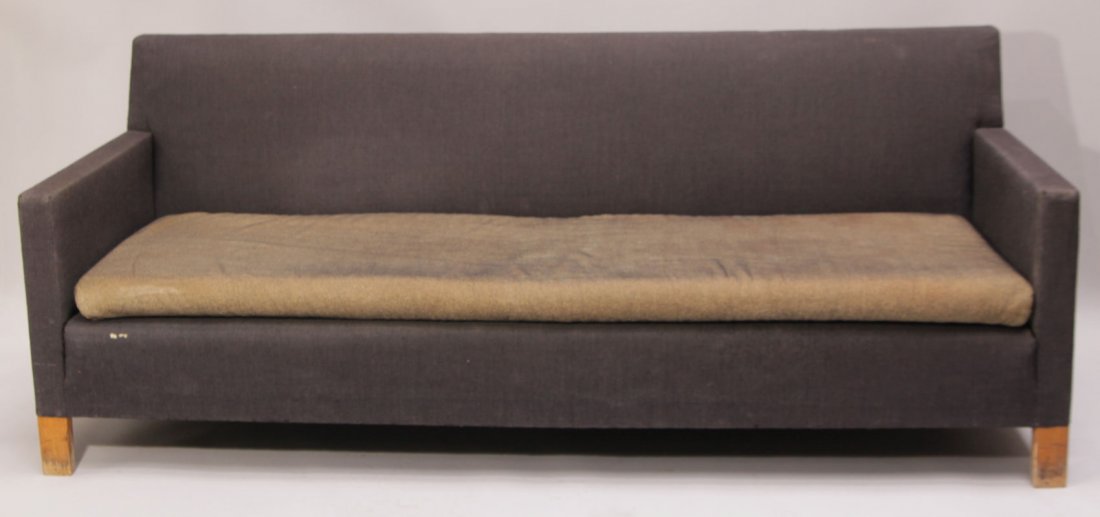 Obernzennsofa: Grau lackiertes Holz, Springfederpolsterung, schwarzer Wollbezug, Matraze mit grün-schwarzem Wollbezug. Bez.: Inventaraufkleber der Johann Wolfgang Goethe Universität Frankfurt am Main. Sofa aus dem