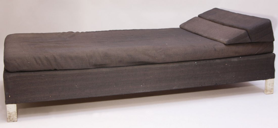Daybed: Grau lackiertes Holz, Springfederpolsterung, schwarzer Wollbezug, Matraze mit grün-schwarzem Wollbezug. Bez.: Inventaraufkleber der Johann Wolfgang Goethe Universität Frankfurt am Main. Daybed aus d