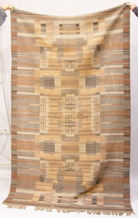 Wandteppich: Webarbeit. Mehrtonig graues, graublaues, braunes und beigefarbenes geometrisches Dekor. Mittig Quernaht. 2,50 x 1,50 cm. Umkreis Webereiwerkstatt am Bauhaus Dessau 1920er Jahre Vgl. Gunta Stölzl. Mei