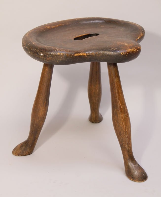 Hocker Mod. S 117: Holz, 41 x 41 x 37 cm. Josef Frank Haus & Garten, Wien Entwurf 1928 In der angegebenen Literatur ist eine detaillierte Skizze, in verschiedenen Ansichten und mit Größenangaben des Hockers zu sehen.