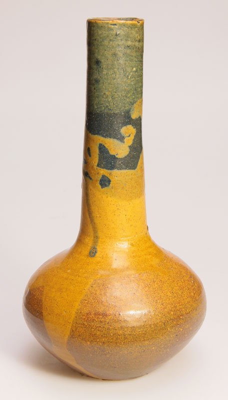 Vase: Keramik. Mehrtonig braun-beige-grüntonige Überlaufglasur mit abstrakt linear verlaufendem Dekor. H. 24,5 cm. Bez.: Künstlersignet (geritzt). Eugène Lion, St.-Amand-en-Puisaye um 1900 Ducret, Marc,