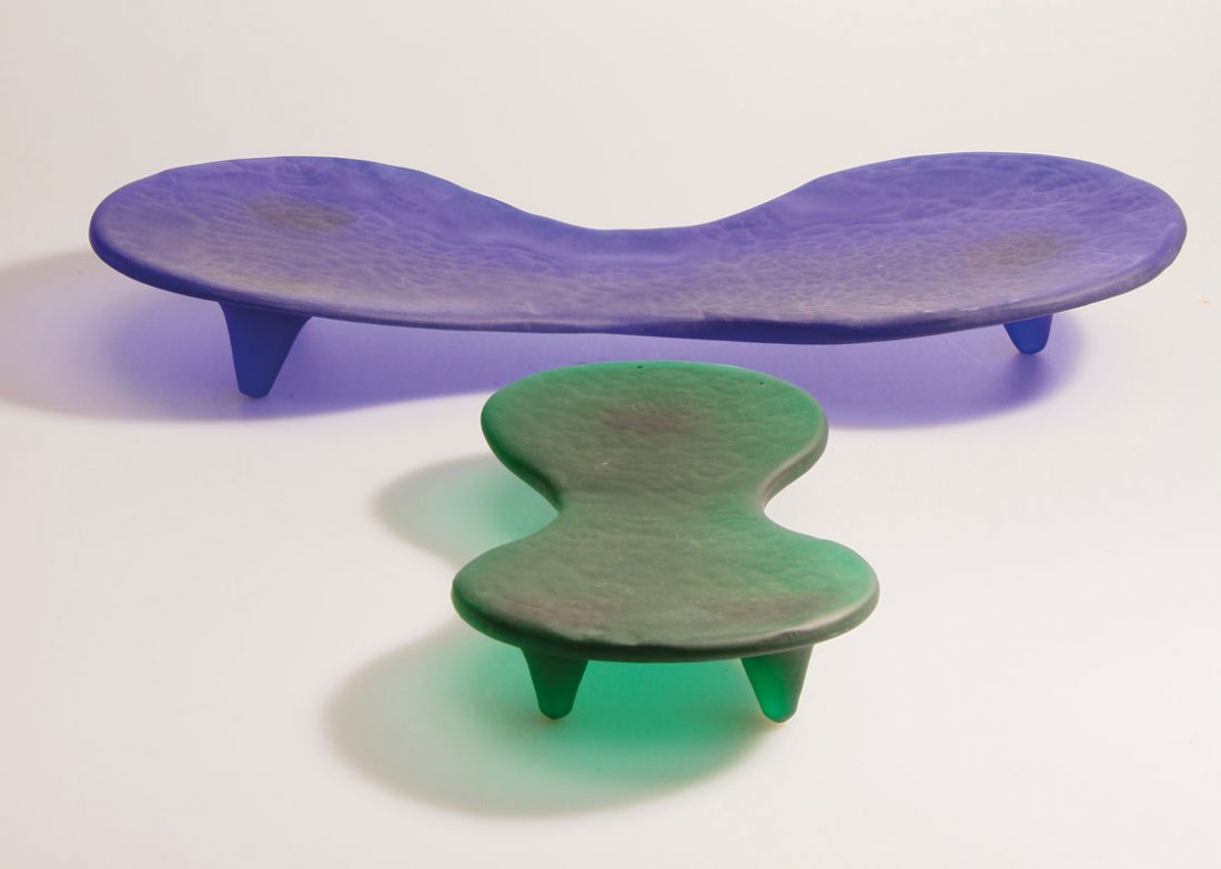 2 Schalen Progetto Oggetto: Grünes und blaues Glas. Mattierte, wellig strukturierte Oberfläche. L. 29,5 und 49 cm. Unterseitig bez.: PROGETTO OGGETTO (graviert). Cappellini Marc Newson Entwurf: 2001