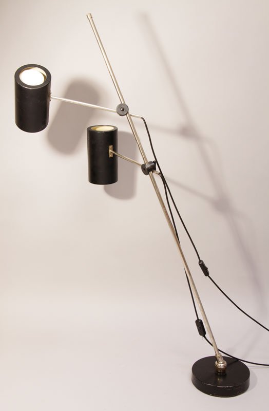 Stehleuchte Mod. 2707: Metallrohr, schwarz und weiss lackiertes Metall, Lampenarm durch Kugelgelenk neigbar. H. 160 cm. Hagoort Lighting Willem Hagoort Entwurf 1960er Jahre