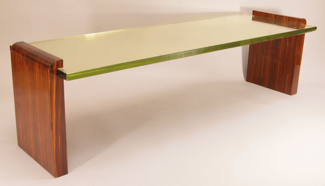 Salontisch: Makassar, einschiebbare Tischplatte aus geschliffenem und poliertem Kristallglas, einseitig verspiegelt. Glassplatte best.. 47 x 50 x 160 cm. Jacques Adnet Entwurf 1930er Jahre