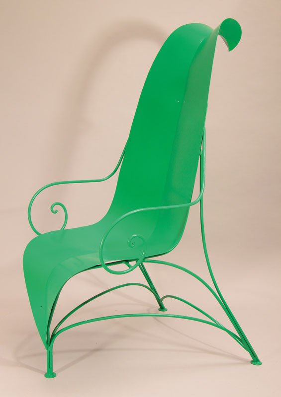 Stuhl Foglia: Grün lackiertes Metall, mit grünem Baumwollstoff bezogenes Kissen. 122 x 60 x 90 cm. Mirabili Fabrizio Corneli Entwurf 1986