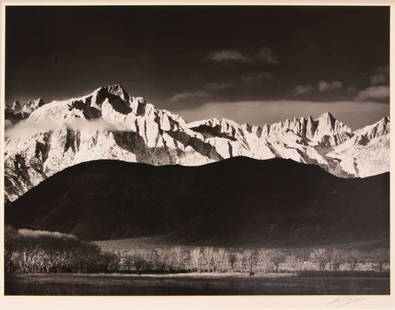 Ansel Adams (1902-1984): Winter Sunrise, Sierra Nevada from Lone Pine, California. Fotografie, Silbergelatineabzug. 37 x 49,5 (Fotografie), 47 x 59,5 cm (Karton). Unten rechts auf dem Passepartout handsigniert: Ansel Adams, r