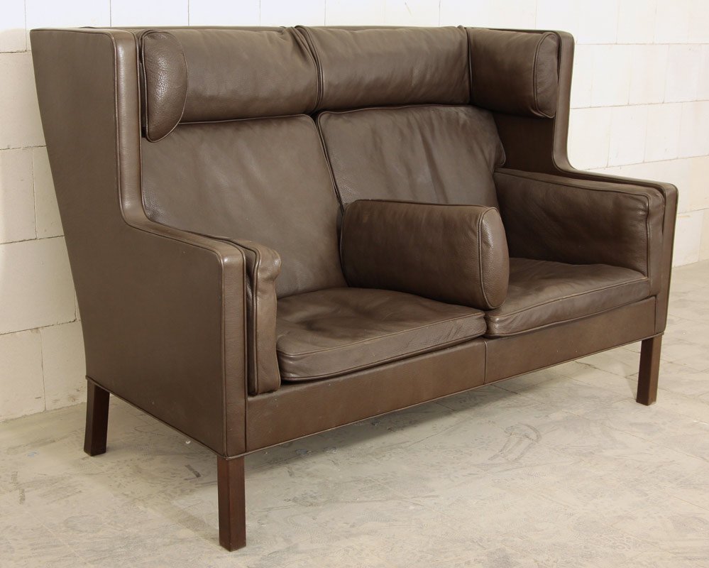 Sofa Coupé Model 2192: Holz, dunkelgraues Leder. 108 x 153 x 88 cm. Bez. Klebeetikett Frederica Furniture. Manufacturer: Fredericia Stolefabrik, Dänemark DesignerBorge Mogensen AgeingEntwurf 1971