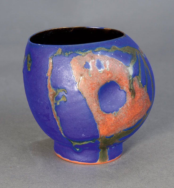 Vase Beate Kuhn: Keramik. Roter Steinzeugton, Glasurbemalung in Blau, Grn und Rostrot. H. 9 cm. Auf der Wandung bezeichnet mit Werkstattsignatur (Spirale), am Stand bezeichnet mit Ritzsignatur K. ageing:1960er Jahre m