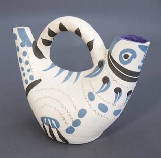 Krug Picasso: Keramik. Bemalung in mehrtonigem Blau und Schwarz auf unglasiertem cremefarbem Grund. Bauchiger Krper mit zwei Gefffnungen, in der Mitte gerundeter Henkel, partiell umlaufendes Zackenband. H. 20 cm, B