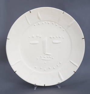 Teller Pablo Picasso D. 42 cm / 17 Feet high: Keramik. Heller Scherben, unglasiert. Relief mit stilisiertem Gesicht. D. 42 cm. . Am Boden bezeichnet: Firmenmarke Madoura, EMPREINTE ORIGINALE DE PICASSO (Blindstempel), C 107 51/100 (schwarzer Stif