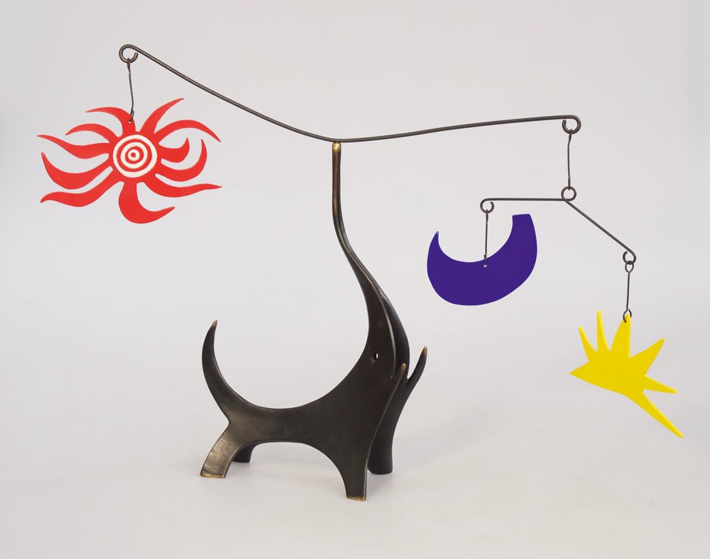 nach Alexander Calder (1898-1976): Black Elephant. Mobile aus Bronzeguss und beweglichen Metallelementen. 31,5 x 36 cm, Auflage 999. Bez.: AC, am Fu nummeriert: 374/999 (gestempelt). ageing:2003