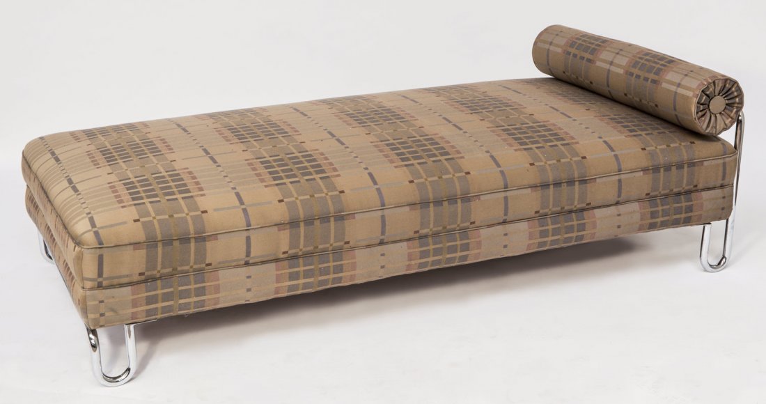 Daybed LS 24: Stahlrohr, Wollbezug in verschiedenen Beigetnen, kariert, mit lose aufliegenden Kissen. 200 x 98 x 55 cm. ageing:Entwurf 1931 manufacturer:Thonet designer:Anton Lorenz
