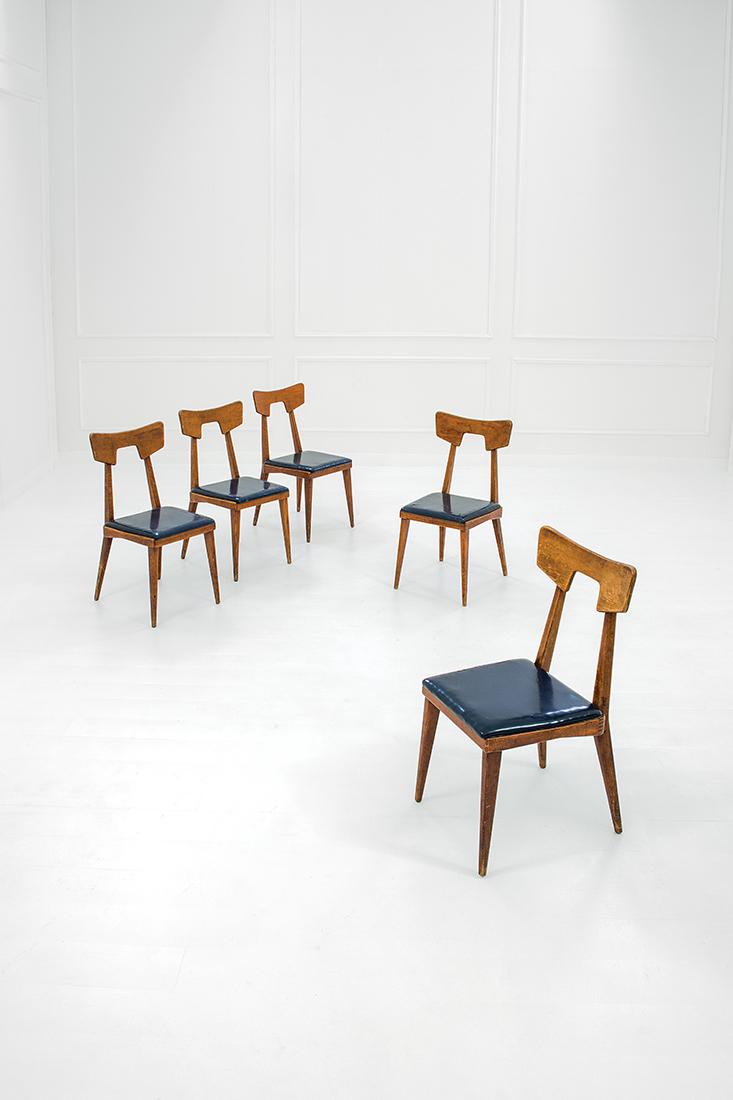Cassina: Five rare chairs Solid oak. Manufactured by Cassina, late 1940s Metal label on the seat underside: Figli di Amedeo Cassina. 87x43x50 cm