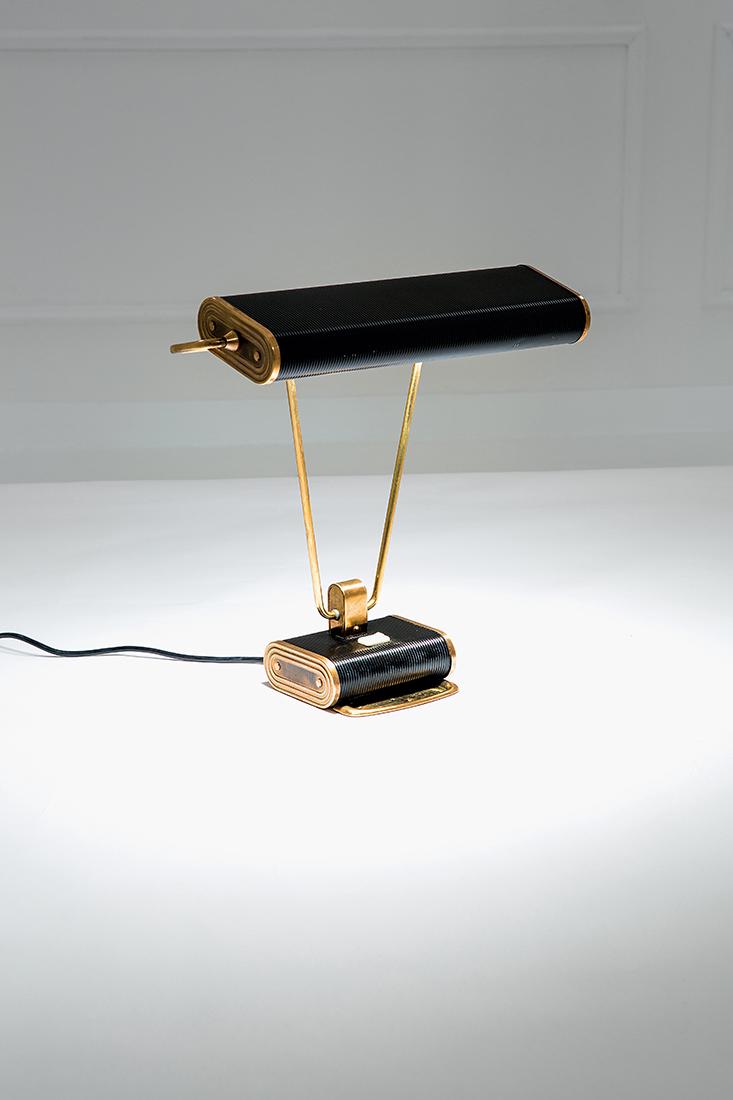 Eileen Gray: Table lamp Brass, enamelled moulded metal. Manufactured by Jumo, France, 1930 ca. 40x44x14 cm