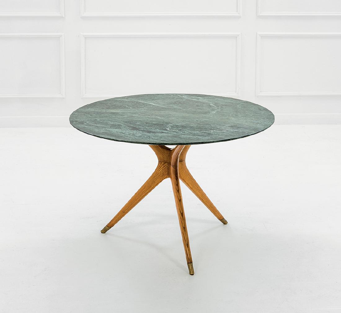 Ico Parisi: Guéridon Ash wood, polished brass, green Alpi marble. Italy, 1950 ca. h 77 cm, diam. 115 cm Fairly good vintage condition. Barely visible scratches and signs of wear. Nonprofessional restoration of t