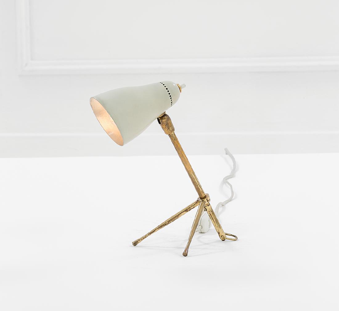 Giuseppe Ostuni: Table or wall lamp Polished brass, enamelled aluminium. Manufactured by O-luce, 1950s 27x20x13 cm Literature: Literature: Alexander Koch, Modern Lighting of the '50s, Stuttgart, 2012, p. 30. Very good