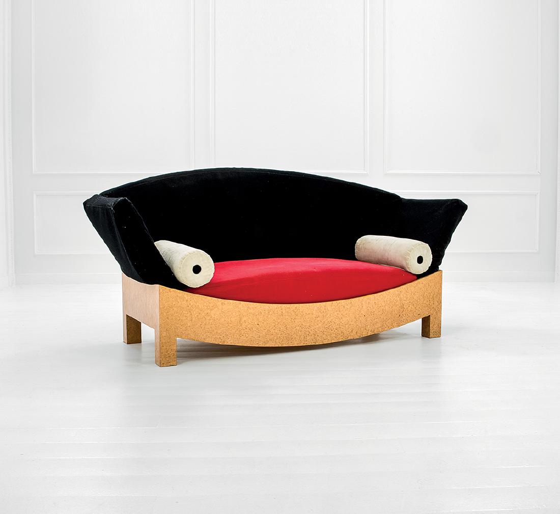 Hans Hollein: Sofa, 'Mitzi' model Maple root veneered core plywood, wool. Manufactured by Poltronova, 1981 ca. Manufacturer's branded mark. 97x200x90 cm Literature: Literature: Domus n. 657, gennaio 1985, p. 54, "S