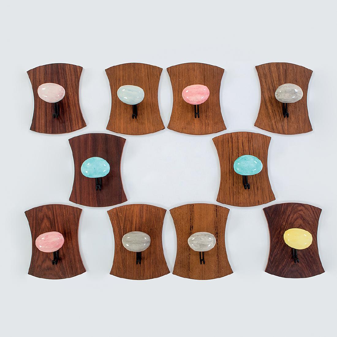 Franco Campo, Carlo Graffi: Dieci appendiabiti Multistrato impiallacciato in legno di teak, tondino metallico, ceramica smaltata. Prod. Home, 1958 ca. cm 26x21x10 Literature: Domus, n. 341, aprile 1958, (inserzione pubblicitaria