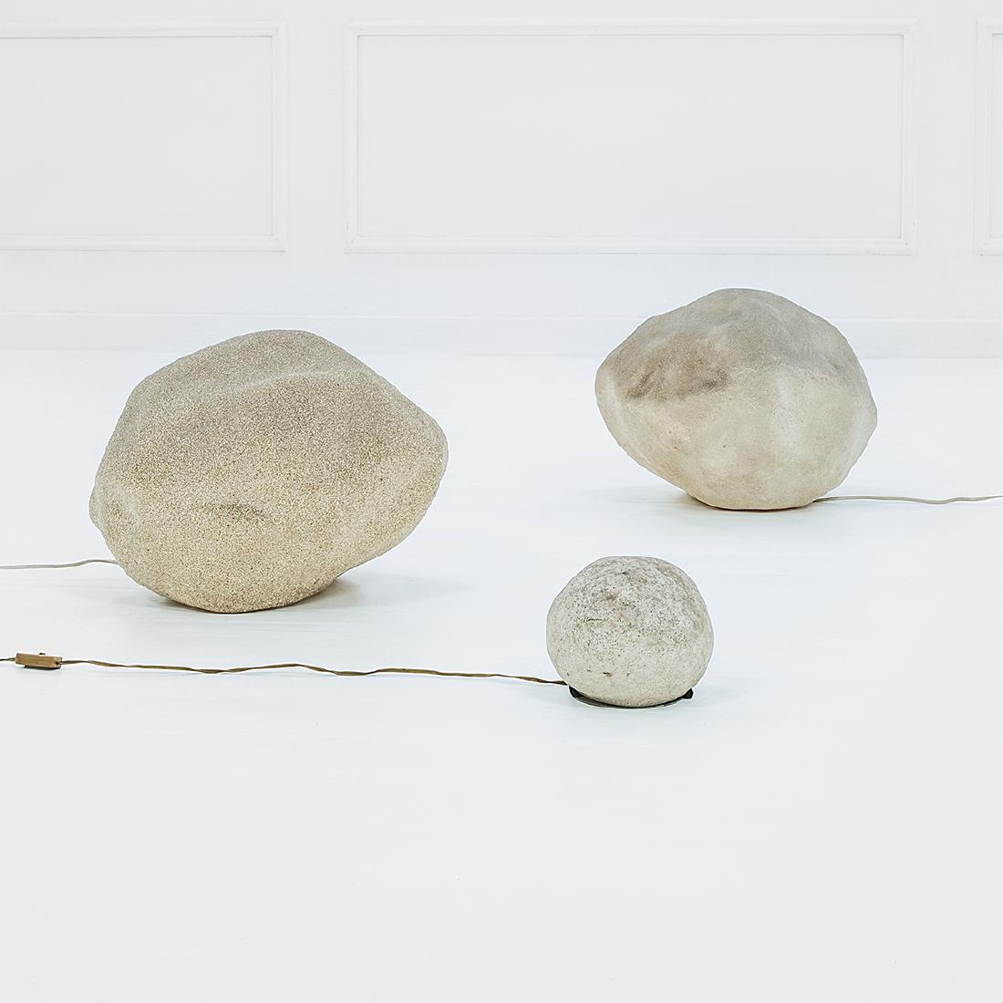 André Cazenave: Tre lampade da appoggio mod. Dorra Vetroresina, sabbia. Prod. Atelier A, Parigi, 1969 ca. cm 15x21x20; cm 33x45x41; cm 34x45x41 Literature: Domus, n. 517, dicembre 1972, p. 45; Philippe Decelle, Diane