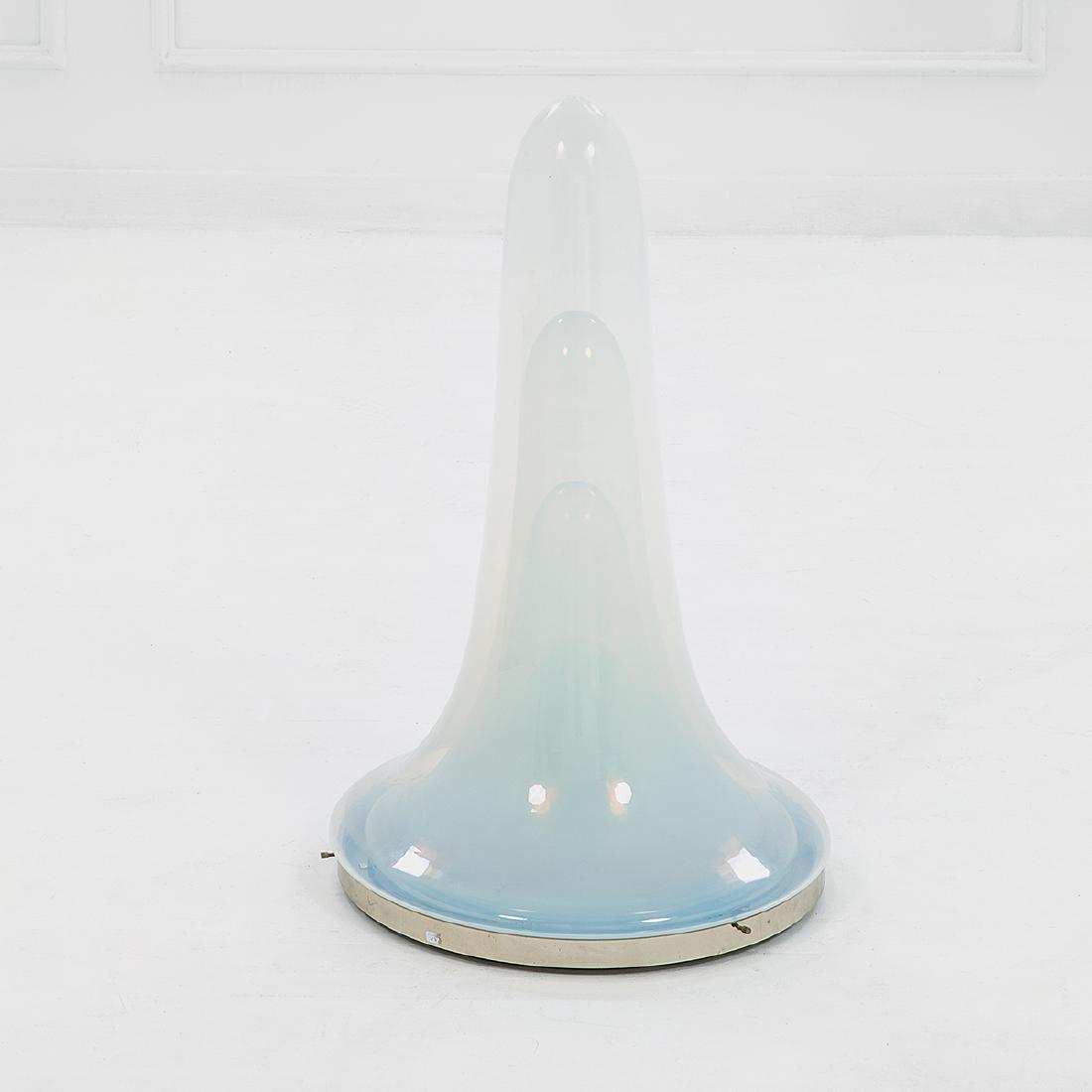 Carlo Nason: Lampada da tavolo Struttura in ottone, elementi in vetro soffiato iridescente. Prod. Vetrerie Mazzega, 1970 ca. h cm 77, diam. cm 45