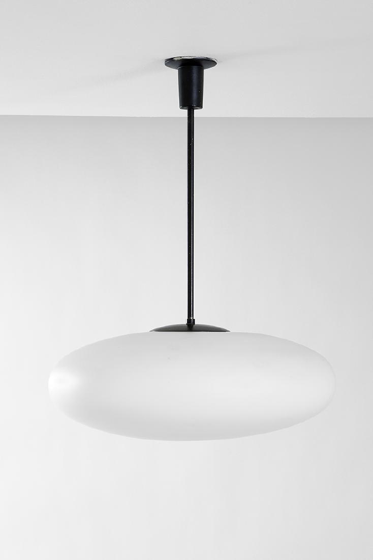 Arredoluce: Lampada a sospensione Vetro opalino, ottone. Prod. Arredoluce, anni '50 h cm 55, diam. cm 75