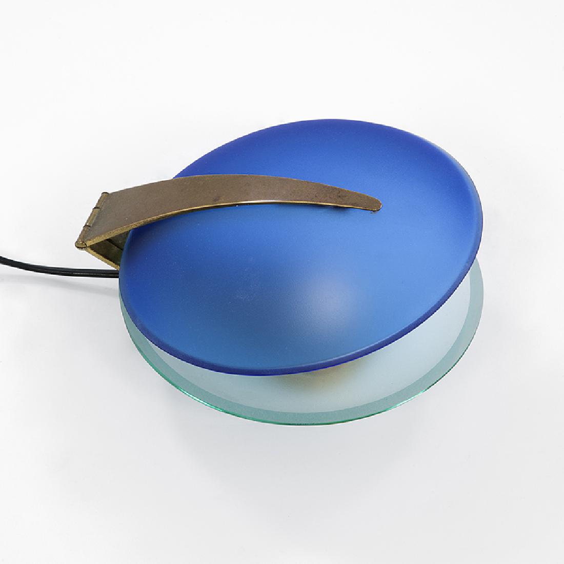 Max Ingrand: Lampada da tavolo Ottone zapponato, cristallo colorato, curvato e satinato. Prod. Fontana Arte, 1960 ca. cm 10x21x20