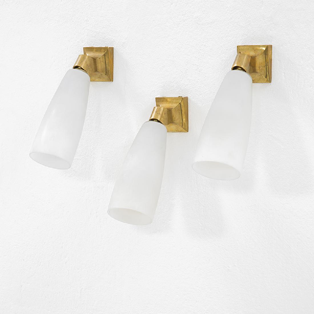 Fontana Arte: Tre lampade da parete mod. 2101 Ottone lucido, vetro bianco satinato. Prod. Fontana Arte, anni '50 cm 24x7x21
