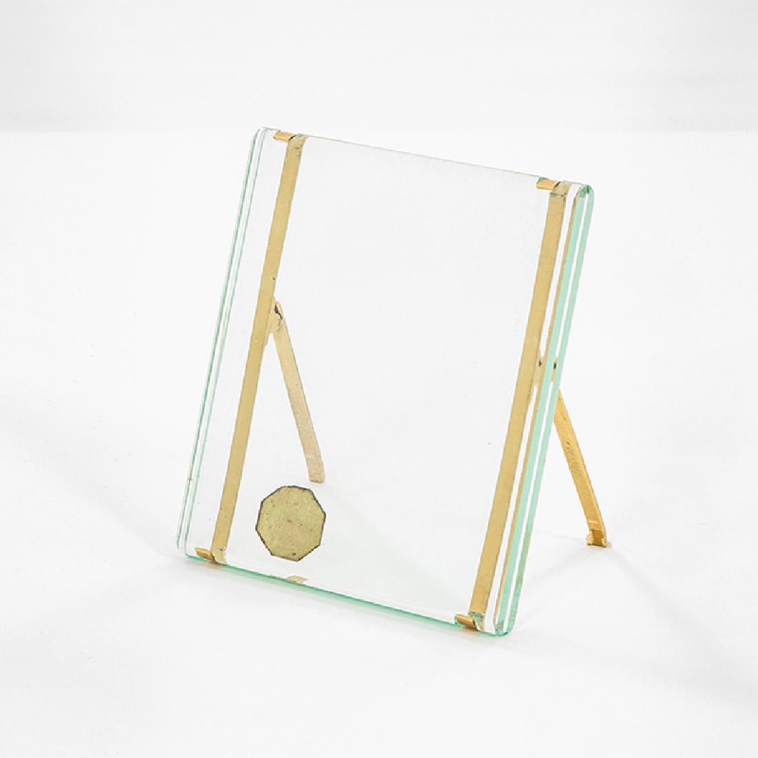 Fontana Arte: Portafotografia da tavolo della serie 1371 Cristallo molato, ottone lucido. Prod. Fontana Arte, anni '50 Etichetta del produttore. cm 12x10x2