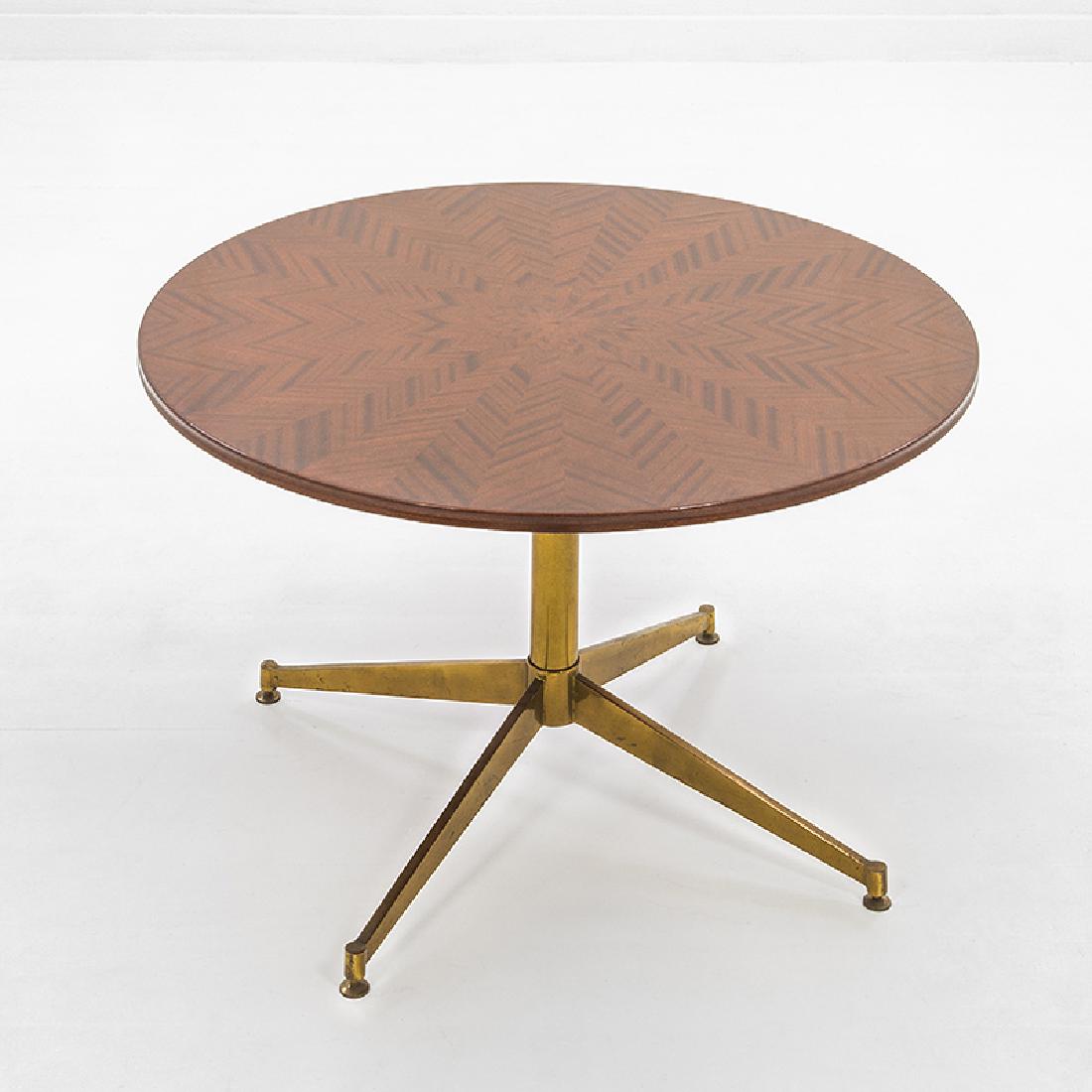 Ignazio Gardella: Raro guéridon ad altezza variabile Ottone lucido, ferro, piano in paniforte lastronato in marqueterie di legno di mogano. Prod. Azucena, anni '50 h minima cm 55, h massima cm 81, diam. cm 95