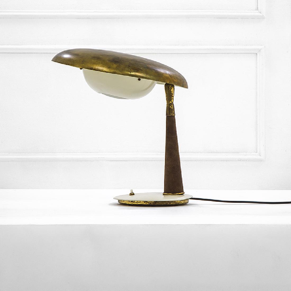 Arredoluce: Lampada da tavolo Ottone, metallo smaltato, cuoio, vetro molato. Prod. Arredoluce, 1950 ca. cm 40x36x36, diam. diffusore 36