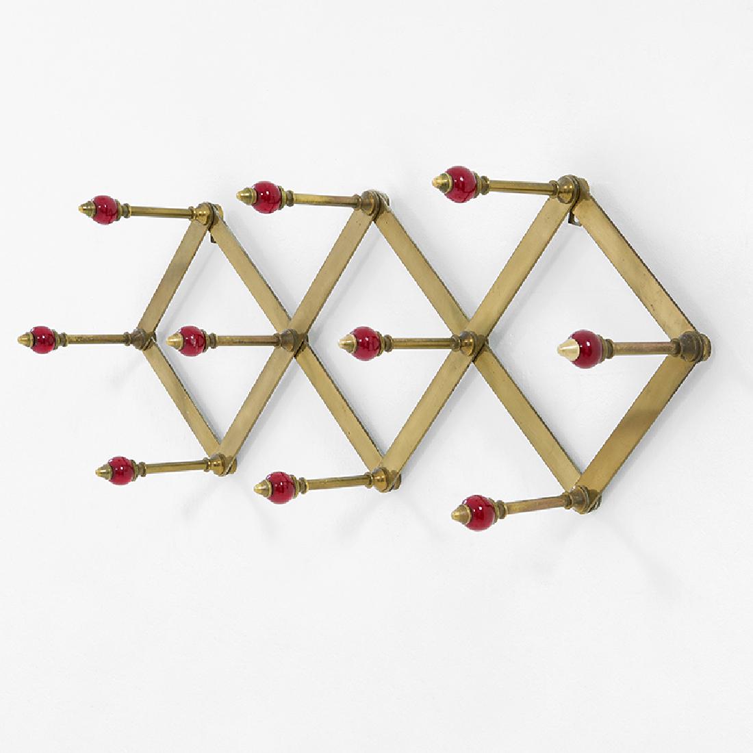 Luigi Caccia Dominioni: Appendiabiti mod. AT4 Ottone, bachelite. Prod. Azucena, 1957 ca. Marchio del produttore. cm 28x86x16