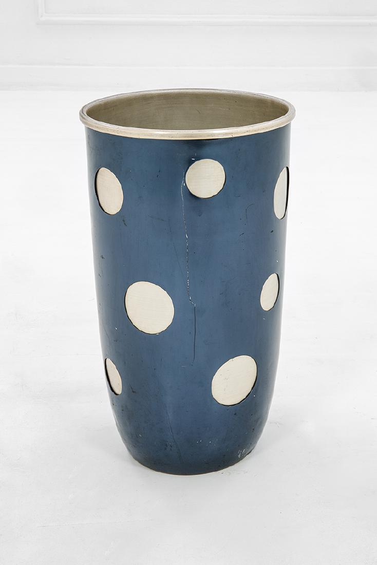 Ettore Sottsass: Portaombrelli Alluminio anodizzato. Esecuzione Rinnovel, edizione Raymor, New York, 1955 ca. Marchio del produttore sotto la base. h cm 48, diam. cm 28,5