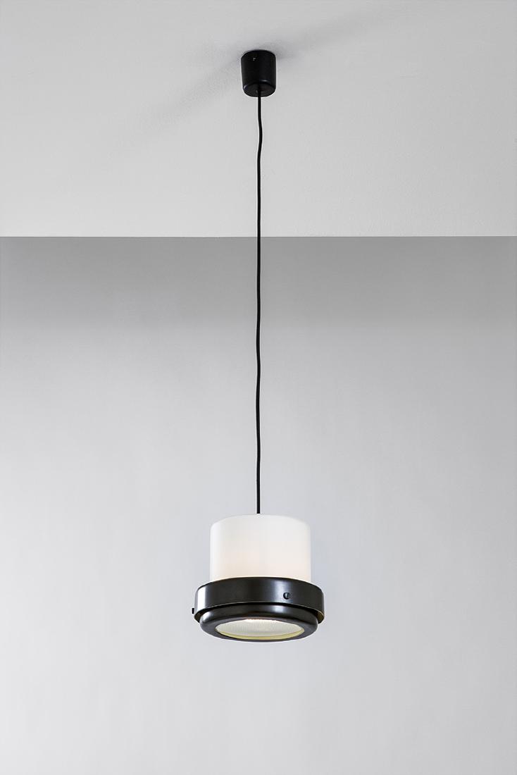 Gino Sarfatti: Lampada a sospensione mod. 2113 Alluminio laccato, vetro opalino, vetro lenticolare. Prod. Arteluce, 1961 ca. h cm 110, diam. cm 22
