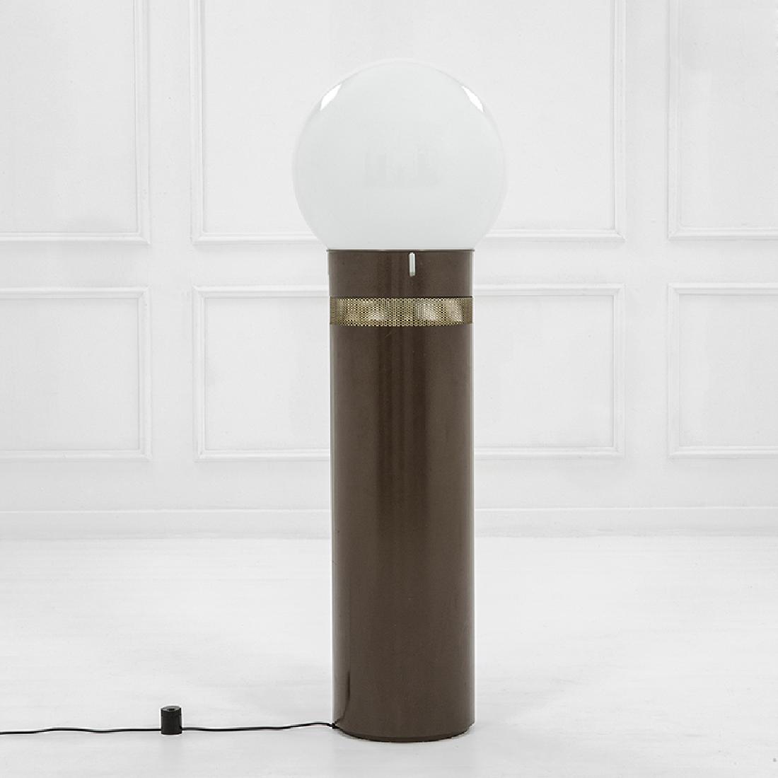Gae Aulenti: Lampada da terra mod. Oracolo Metallo smaltato, vetro opalino soffiato. Prod. Artemide, 1969 ca. h cm 139, diam. base cm 31, diam. vetro cm 45
