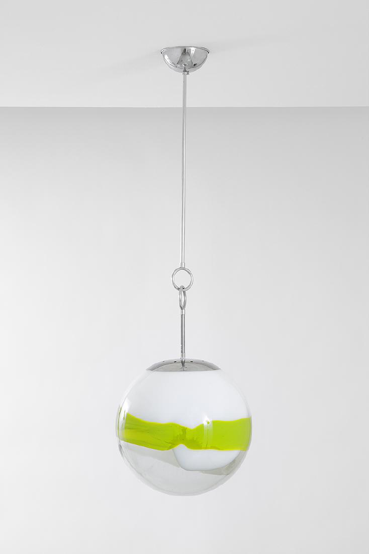 Angelo Brotto: Lampada a sospensione Metallo cromato, vetro soffiato con fasce colorate ad incalmo. Prod. Esperia, 1960 ca. h cm 110, diam. cm 40