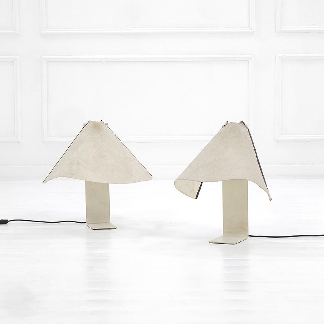 Vico Magistretti: Due lampade da tavolo mod. Porsenna Alluminio smaltato, tessuto. Prod. Artemide, 1977 ca. cm 48x38x33