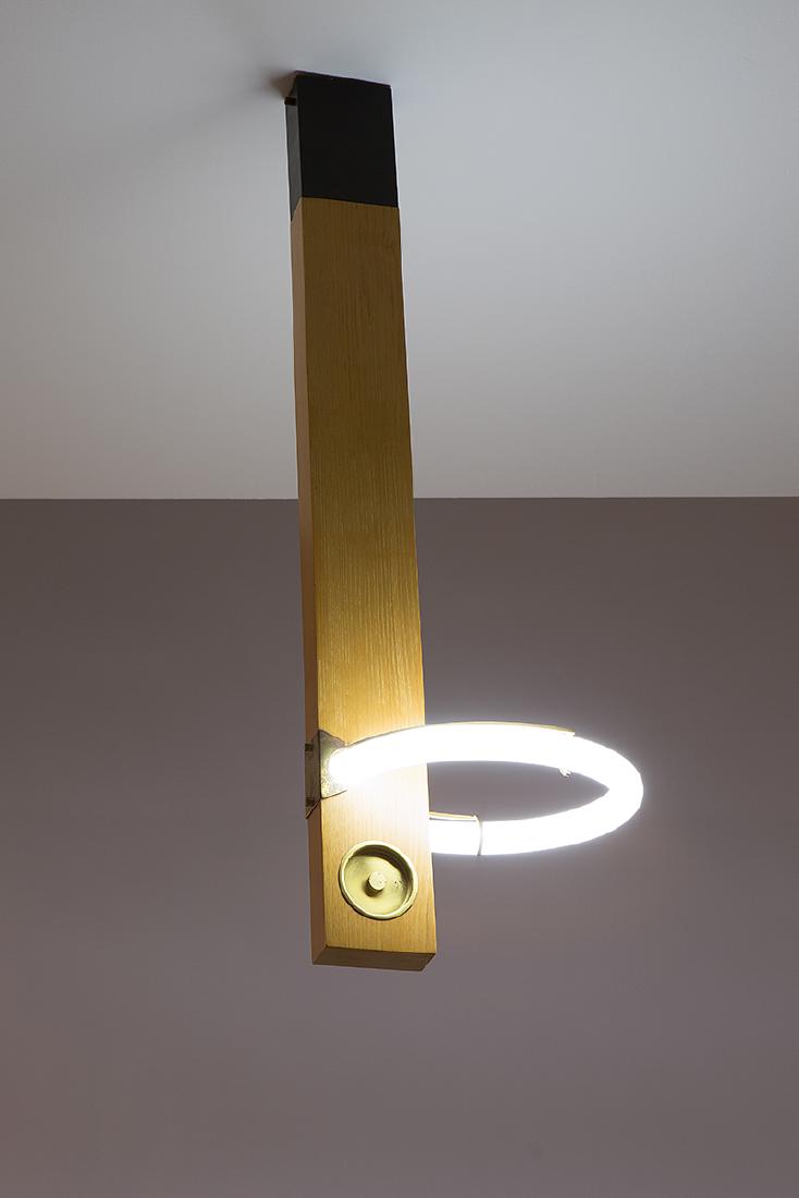Angelo Brotto: Lampada da soffitto Legno di noce, ottone, illuminazione a fluorescenza. Prod. Esperia, anni '70 Etichetta adesiva del produttore. cm 90x30x30