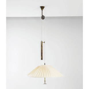 Angelo Ostuni (attr.): Lampadario ad altezza variabile Ottone lucido, metallo smaltato, tessuto. Prod. O- Luce, 1950 ca. h min. cm 120, h max cm 215, diam. diffusore cm 70