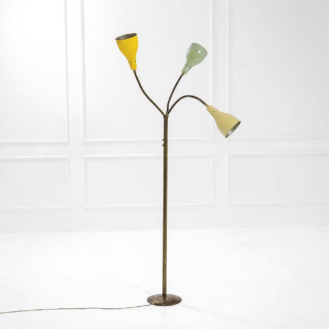 Giuseppe Ostuni: Lampada da terra Alluminio smaltato, tubi flessibili in ottone lucido, fusione di ghisa. Prod. O-Luce, 1950 ca. cm 200x125x125