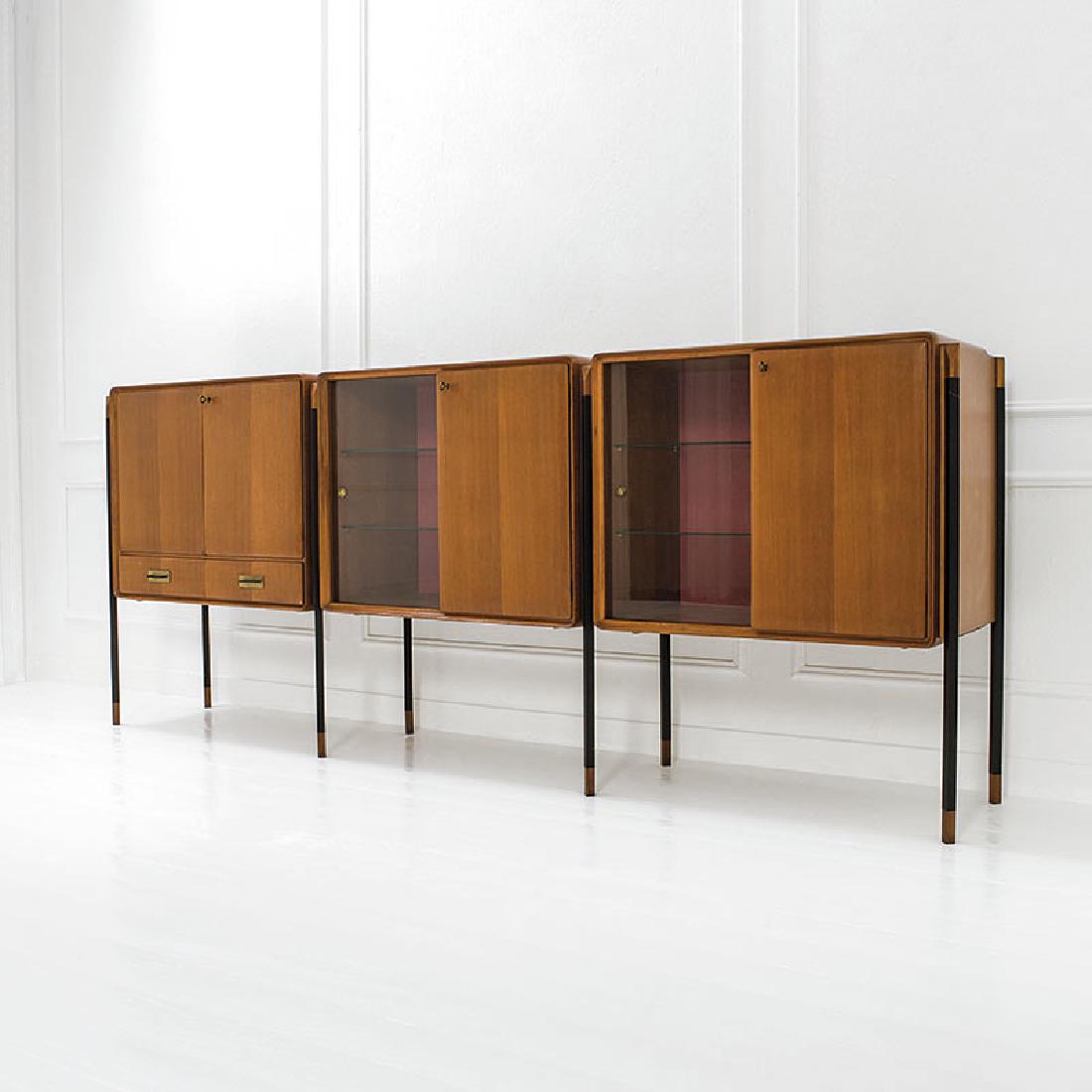 Consorzio Esposizione Mobili Cantù: Credenza Legno di teak massiccio, legno lamellare impiallacciato in teak all'esterno ed in acero all'interno, metallo smaltato, ottone, vetro molato. Prod. Consorzio Esposizione Mobili Cantù, 1958 ca