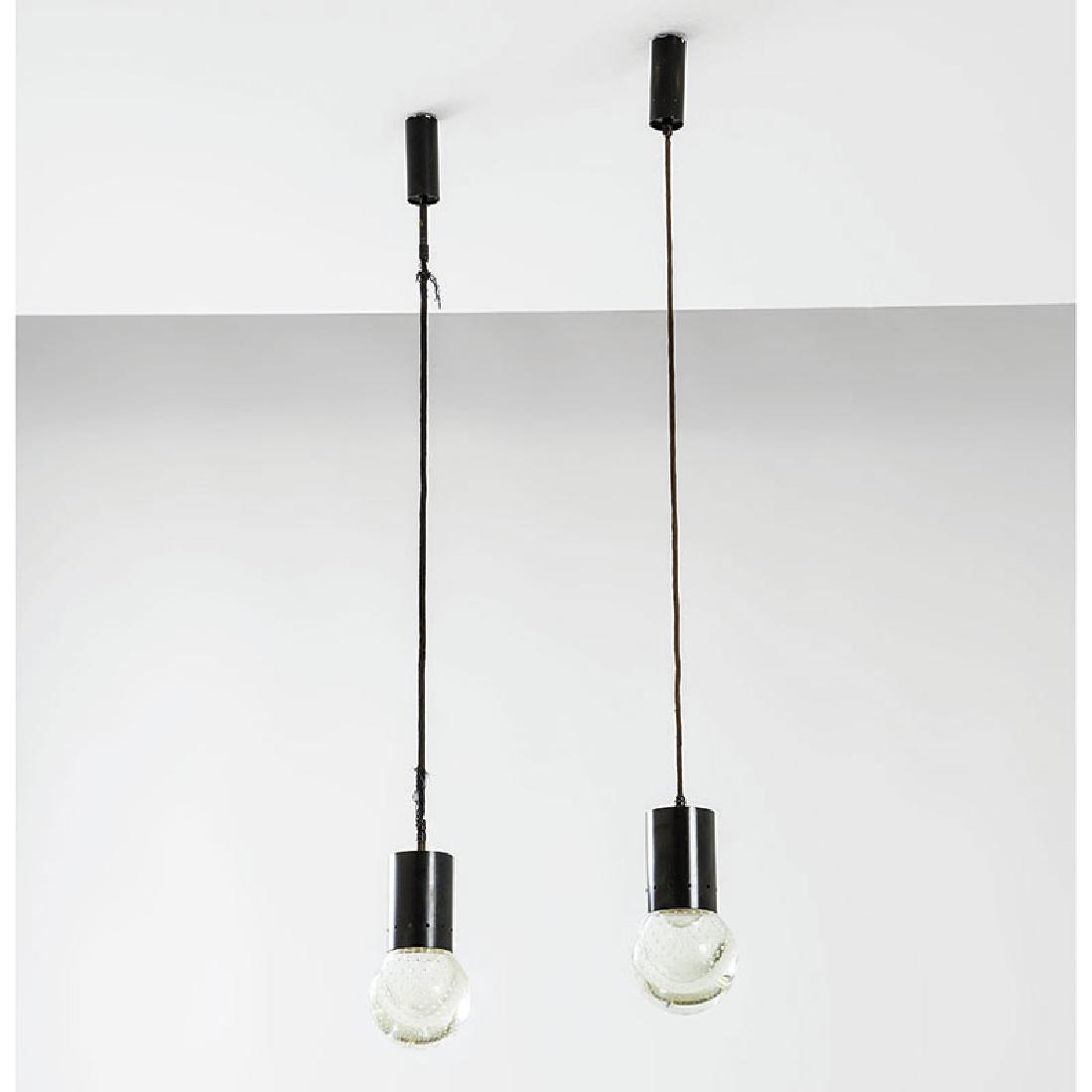 Gino Sarfatti: Due lampade a sospensione Ottone smaltato, vetro a bollicine di forte spessore. Prod. Arteluce, 1960 ca. Corpo lampada h cm 22, diam. cm 8; vetro diam. cm 12 Literature: M. Romanelli, S. Severi, Gino