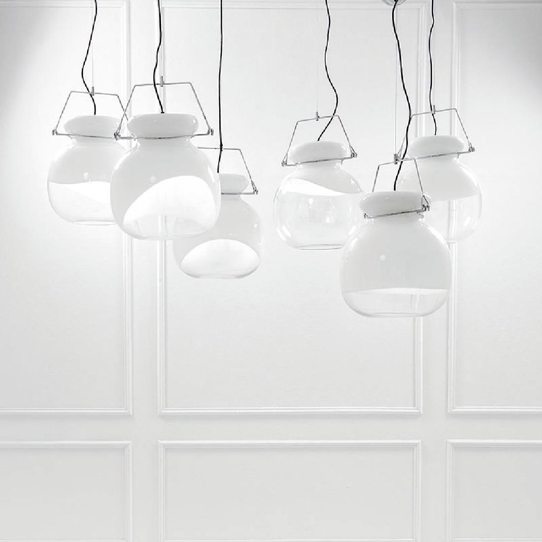 Esperia: Sei lampade a sospensione Metallo cromato, vetro trasparente soffiato con inclusione di vetro lattimo. Prod. Esperia, 1970 ca. h cm 60, diam. max cm 40